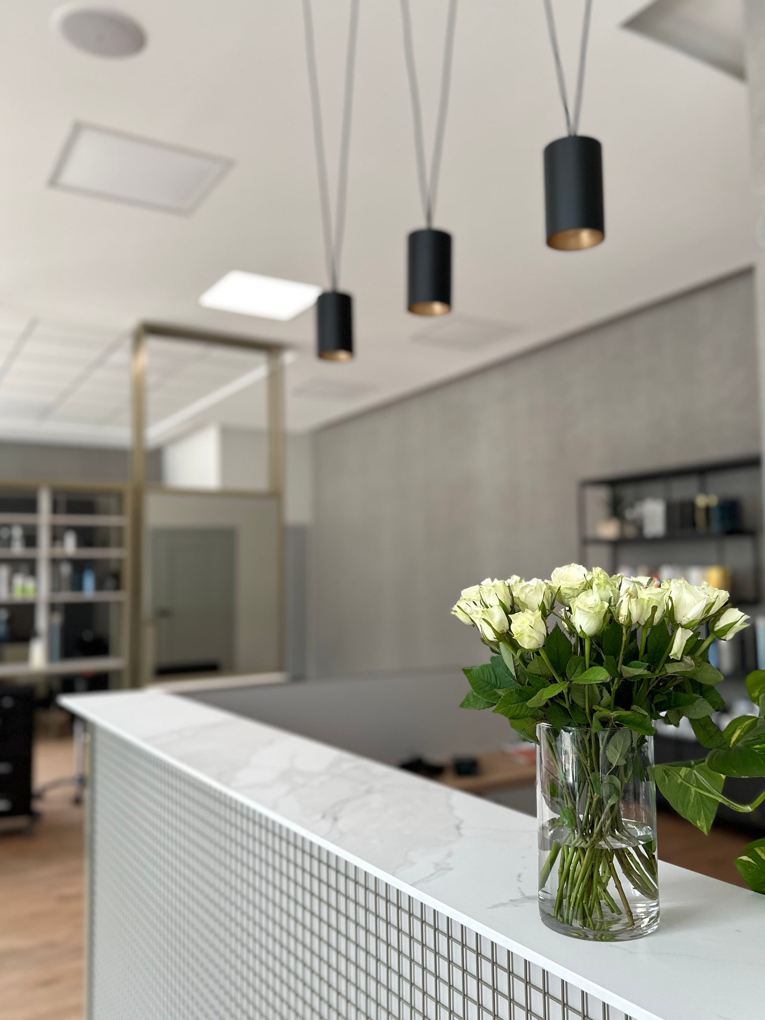 Wnętrze salonu Holistic Hair Beauty — Rzeszów