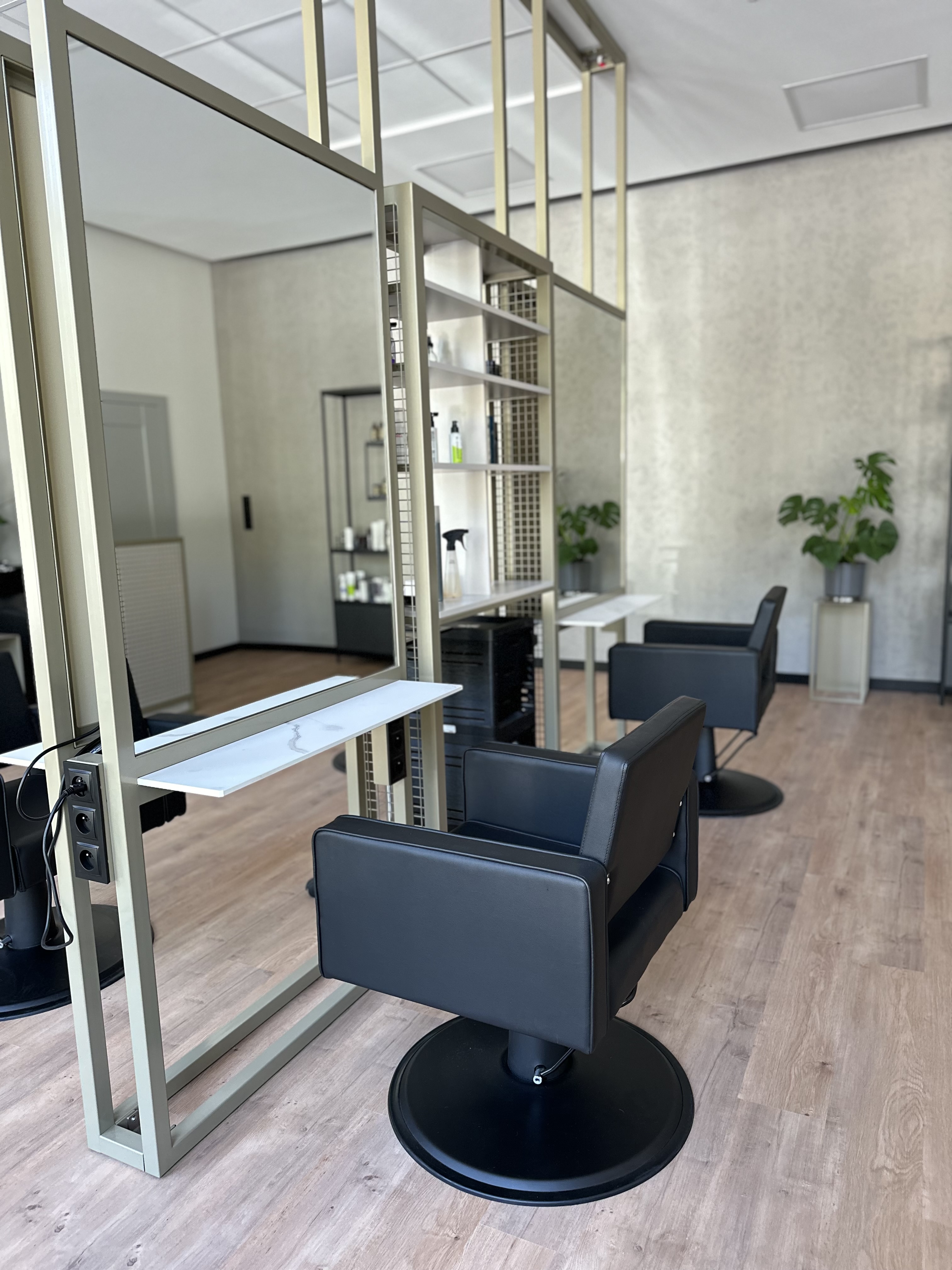 Wnętrze salonu Holistic Hair Beauty — Rzeszów